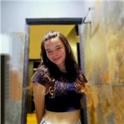Profesora de matemáticas brinda clases a niños de 5 a 10 años